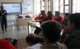 İtfaiye amiri ve öğretmen eş, öğrencilere teorik ve pratik eğitim veriyor