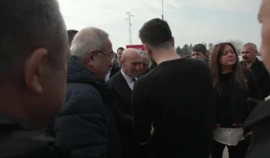 İzmir Büyükşehir Belediye Başkanı Tunç Soyer, Osmaniye’de depremzedelerle buluştu