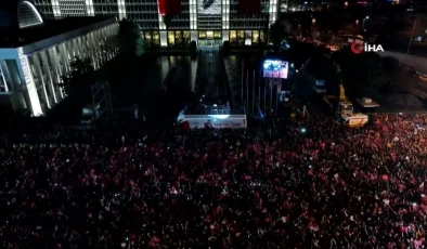 İBB Başkanı Ekrem İmamoğlu, seçim sonrası Saraçhane’de vatandaşlarla buluştu