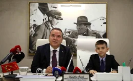Antalya Büyükşehir Belediye Başkanı Muhittin Böcek, 23 Nisan’da Koltuğunu Çocuğa Devretti