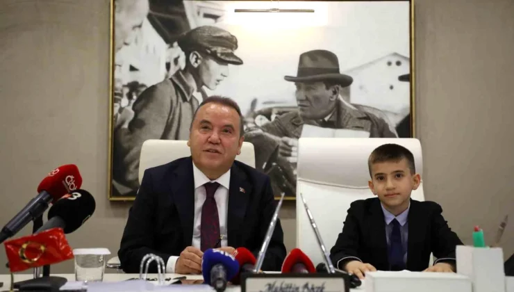 Antalya Büyükşehir Belediye Başkanı Muhittin Böcek, 23 Nisan’da Koltuğunu Çocuğa Devretti