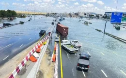 BAE’nin yağışı artıran bulut aşılama uçuşlarının 18 ayda düşmesi beklenen yağmurun 24 saat içinde yağmasına sebep olduğu iddia ediliyor