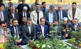 Fatih Erbakan, Babası Necmettin Erbakan’ın Kabrini Ziyaret Etti
