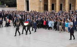 İzmir Büyükşehir Belediye Başkanı Cemil Tugay, Eşi ve İlçe Belediye Başkanlarıyla Anıtkabir’i Ziyaret Etti