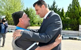Manisa Büyükşehir Belediye Başkanı Ferdi Zeyrek, çalışanları ve huzurevi sakinleriyle bayramlaştı