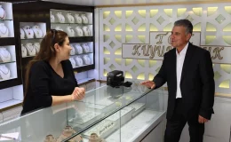 Mardin’in Midyat ilçesinde 7’nci kez muhtar seçilen Murat Başar, hizmetlerine devam ediyor