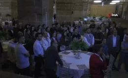 Vali Çiçek ve Başkan Büyükkılıç turizmcilerle şarkı söyledi