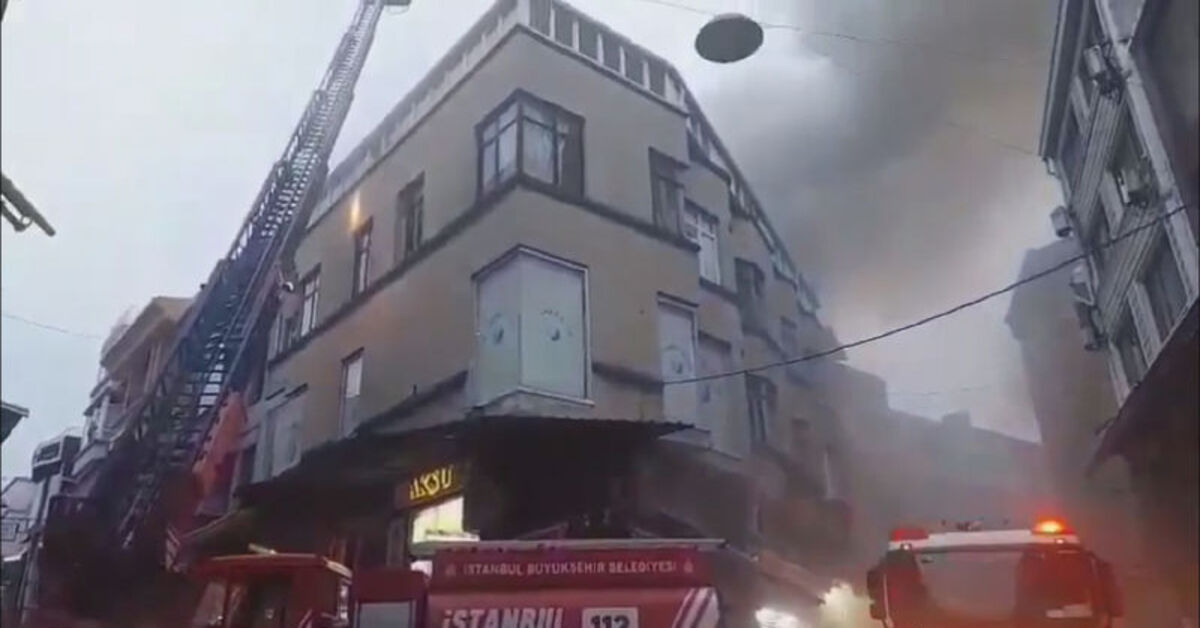 Fatih’te 4 katlı binada yangın! İtfaiye müdahale ediyor