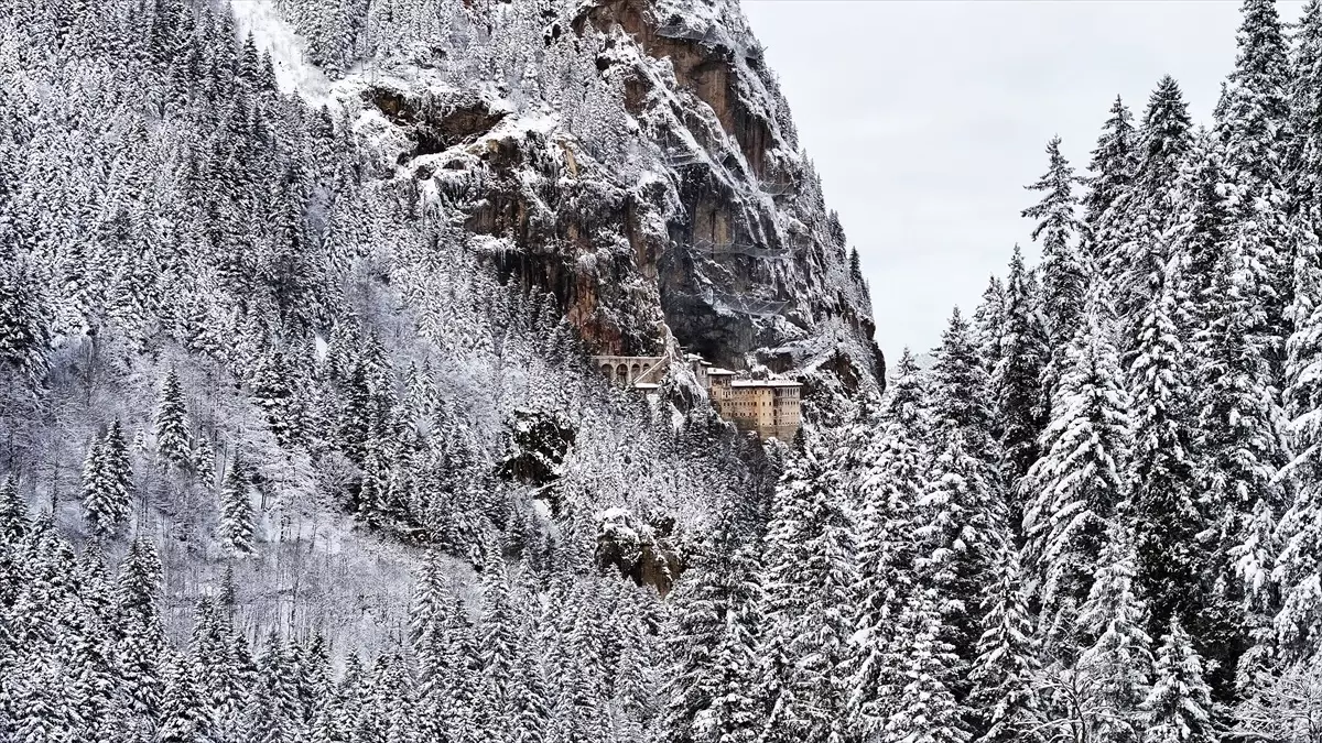 Sümela Manastırı’nda Kar Manzarası Ziyaretçileri Büyüledi