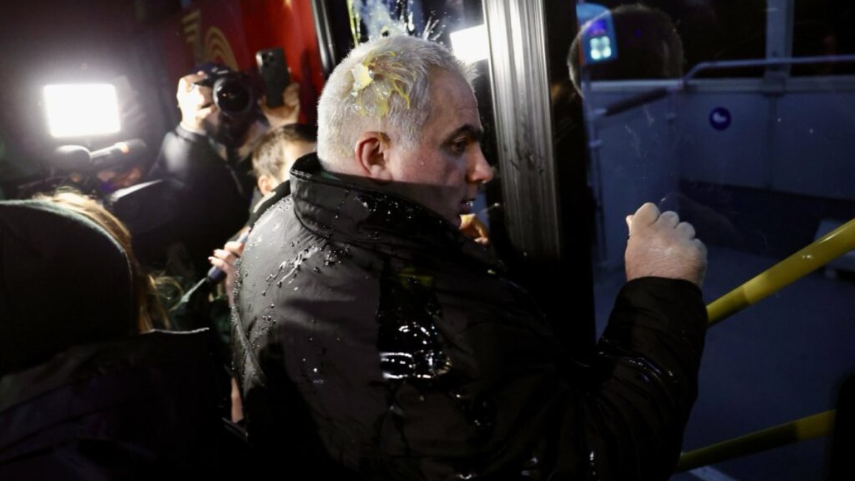 Gürcistan’da hakimlere yumurtalı saldırı